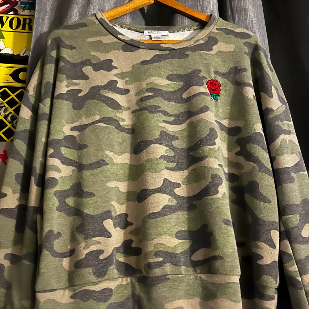 Crewneck with Embroidery